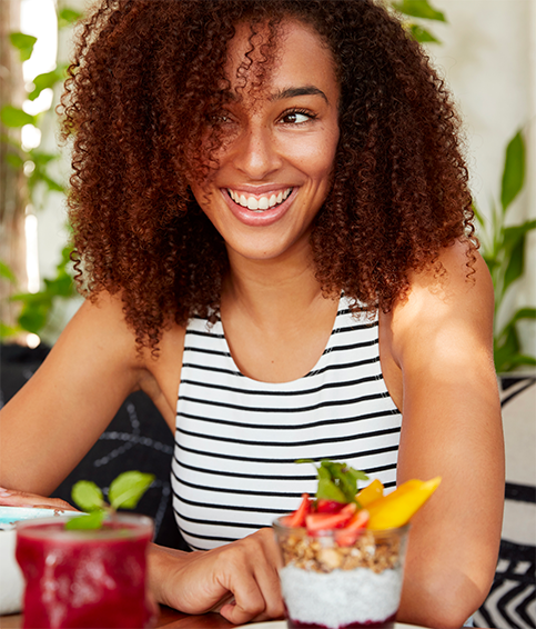 femme-jus-frais-maison-les-delices-de-coralya